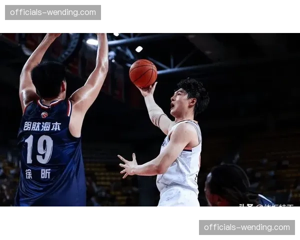 上海王哲林连续两场篮板王 内线控制力保障二次进攻机会